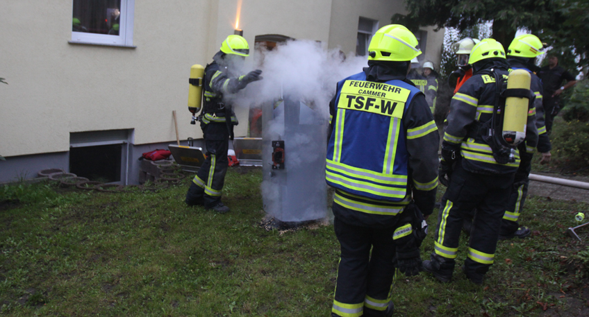 Feuerwehr löscht Feuer im Keller eines Mehrfamilienhauses