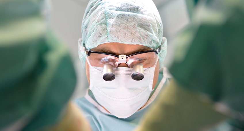 Wenn der Gesichtschirurg das Bein operiert