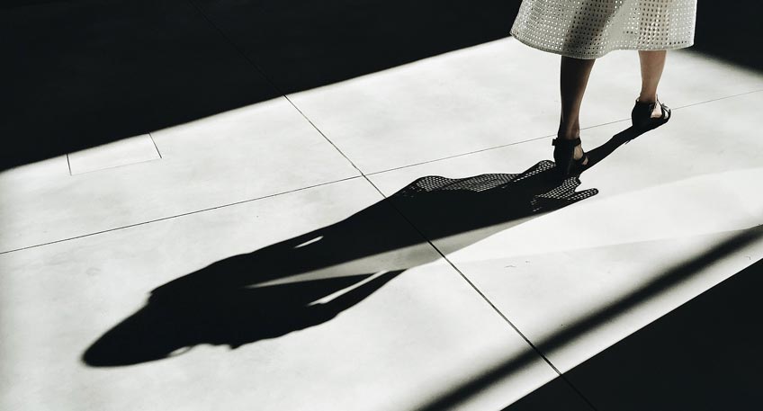 Frau setzt sich gegen Handtaschenräuber zur Wehr Frau setzt sich gegen Handtaschenräuber zur Wehr
