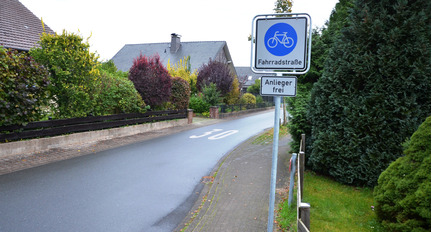 Neue Fahrradstraße eingerichtet: Fahrräder haben Vorrang vor Autos Neue Fahrradstraße eingerichtet: Fahrräder haben Vorrang vor Autos
