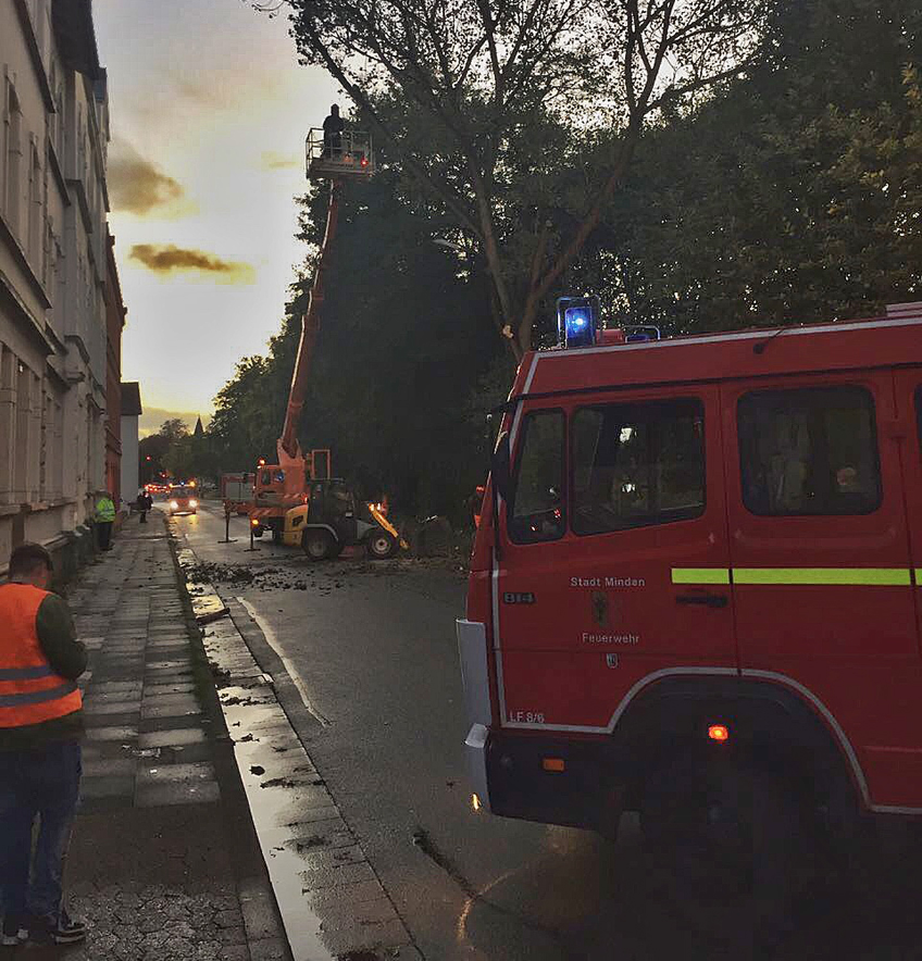 Sturm 'Xavier' hält Feuerwehr in Atem Sturm 'Xavier' hält Feuerwehr in Atem