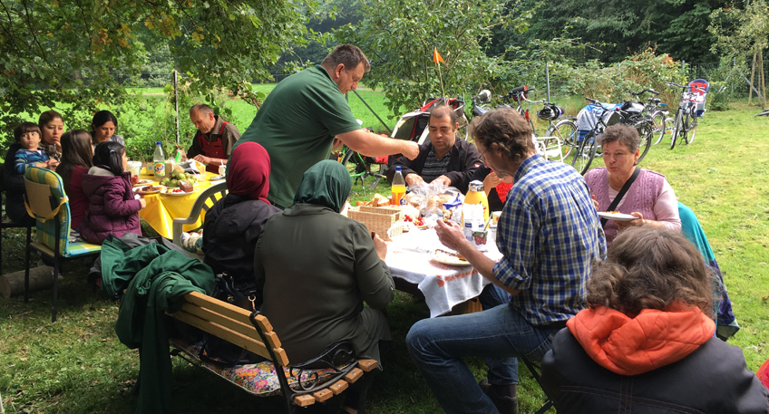 Garten in B&auml;renk&auml;mpen ist Treffpunkt f&uuml;r Menschen vieler Nationen