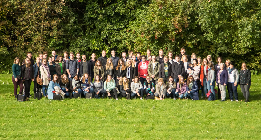 Die n&auml;chsten 58 angehenden &Auml;rzte haben am Montag ihr Studium an den M&uuml;hlenkreiskliniken, dem Klinikum Herford und dem Herz- und Diabeteszentrum NRW in Bad Oeynhausen begonnen. Damit hat ein Jahr nach dem Start der Medizinerausbildung in Ostwestfalen-Lippe nun der neue Medizin Campus OWL mit 120 Studierenden den Vollbetrieb aufgenommen.