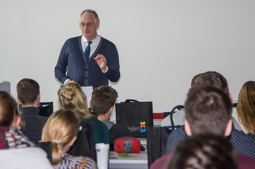 Die n&auml;chsten 58 angehenden &Auml;rzte haben am Montag ihr Studium an den M&uuml;hlenkreiskliniken, dem Klinikum Herford und dem Herz- und Diabeteszentrum NRW in Bad Oeynhausen begonnen. Damit hat ein Jahr nach dem Start der Medizinerausbildung in Ostwestfalen-Lippe nun der neue Medizin Campus OWL mit 120 Studierenden den Vollbetrieb aufgenommen.