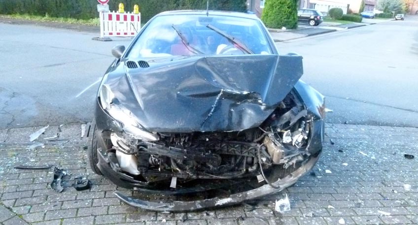 Tiefstehende Sonne führt zu schwerem Unfall