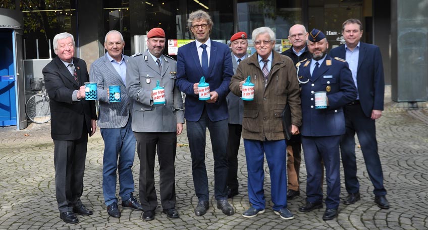 Freiwillige sind in Minden mit einer Spendenbox unterwegs