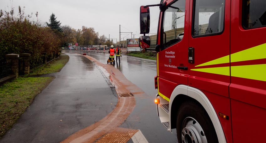 Feuerwehr kämpft mit mehreren Ölspuren im Stadtgebiet