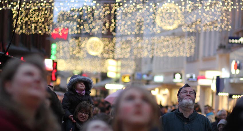 Aufhängung der 'Weihnachtsbeleuchtung' hat begonnen