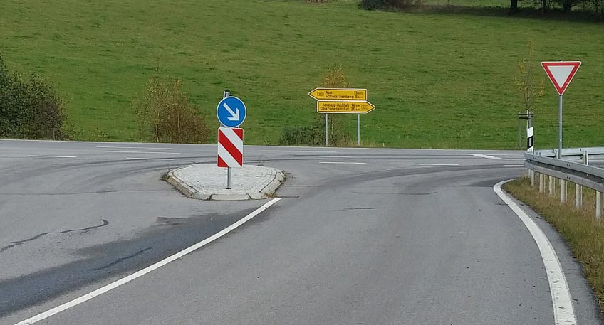 Verkehrsinsel &uuml;bersehen - Zwei Verletzte