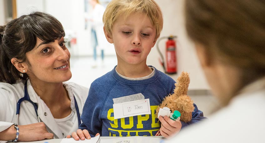 Studierende am JWK wollen Kindern die Furcht vorm Arzt nehmen 