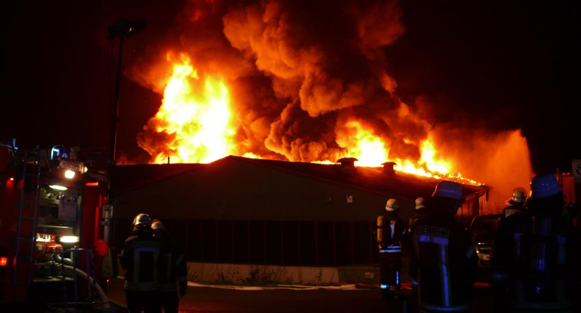 Millionenschaden bei Großbrand - Feuerwehrfrau verletzt