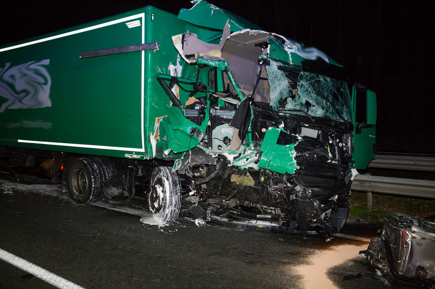 20171201 hallo minden unfall a2 lkw gefahrenstoffe 00