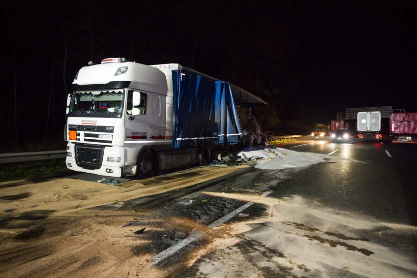 20171201 hallo minden unfall a2 lkw gefahrenstoffe 00