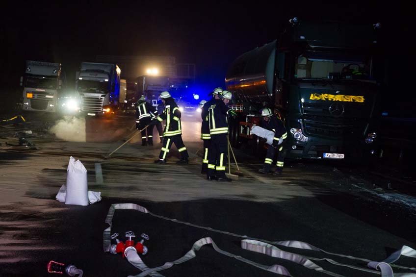 20171201 hallo minden unfall a2 lkw gefahrenstoffe 00