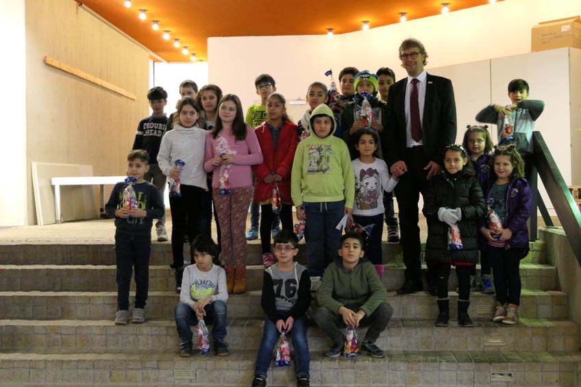 Mindener Kindern schmücken zwei Bäume in der Verwaltung Mindener Kindern schmücken zwei Bäume in der Verwaltung
