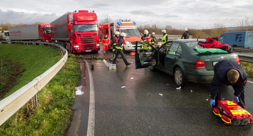 Auto kommt von Straße ab - Fahrer verletzt