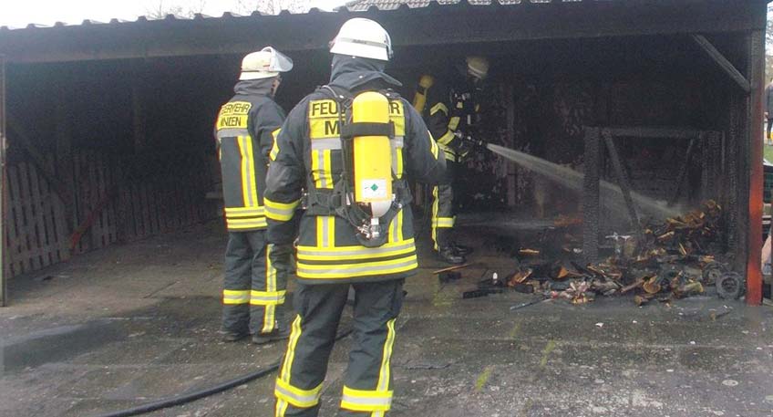 20171228 hallo minden Carport faengt feuer