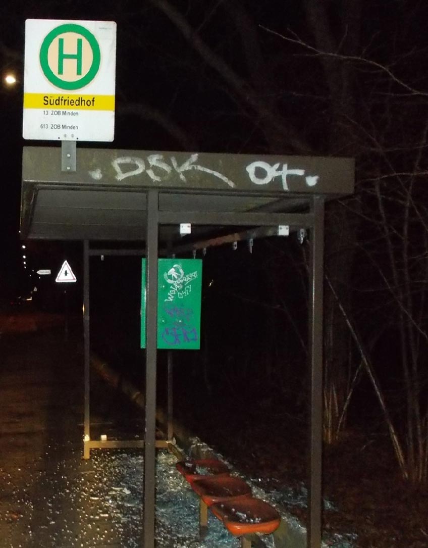 Vandalismus an zwei Bushaltestellen