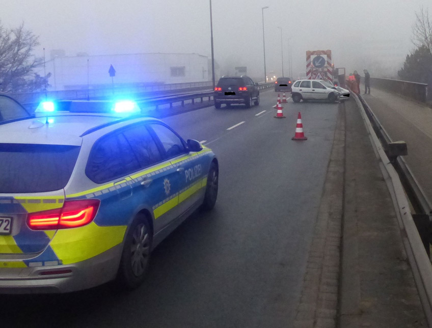Leichte Verletzungen zog sich ein 31-jähriger Autofahrer aus Minden zu, als er am Freitagvormittag auf der Gustav-Heinemann-Brücke gegen einen Absicherungsanhänger fuhr. Die Höhe des geschätzten Sachschadens beläuft sich auf rund 15.000 Euro.