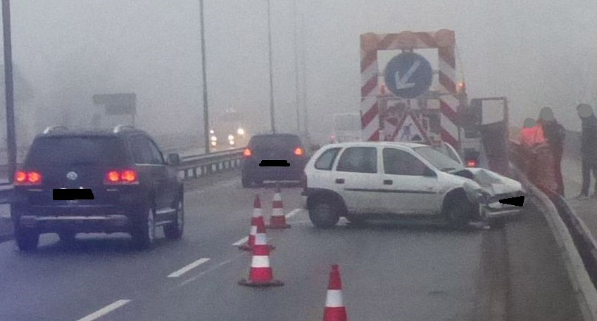 Leichte Verletzungen zog sich ein 31-jähriger Autofahrer aus Minden zu, als er am Freitagvormittag auf der Gustav-Heinemann-Brücke gegen einen Absicherungsanhänger fuhr. Die Höhe des geschätzten Sachschadens beläuft sich auf rund 15.000 Euro.