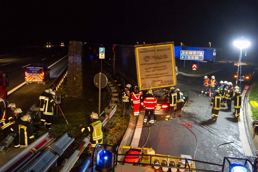20180113 hallo minden unfall a2 jaguar sattelzug eingeklemmt01