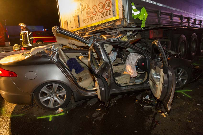 20180113 hallo minden unfall a2 jaguar sattelzug eingeklemmt01