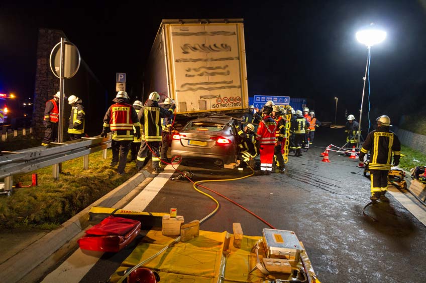 20180113 hallo minden unfall a2 jaguar sattelzug eingeklemmt01