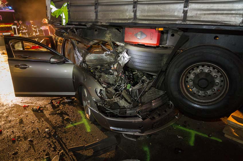 20180113 hallo minden unfall a2 jaguar sattelzug eingeklemmt01