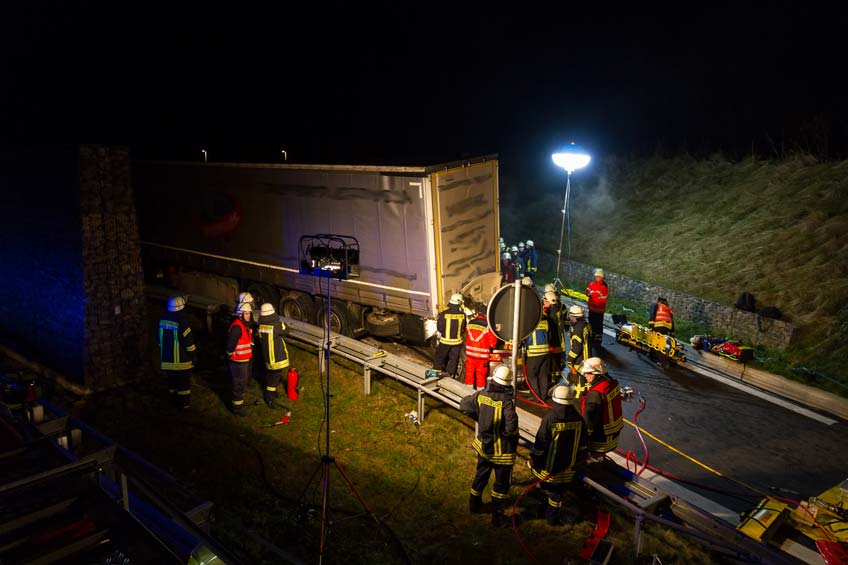 20180113 hallo minden unfall a2 jaguar sattelzug eingeklemmt01