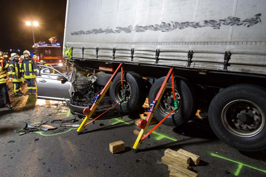 20180113 hallo minden unfall a2 jaguar sattelzug eingeklemmt01