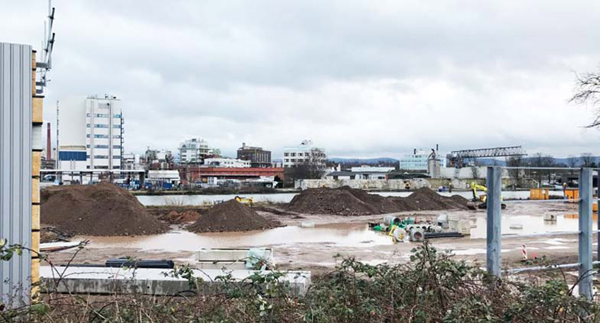 Die Entsch&auml;rfung der aktuell in Minden gefundenen Bombe wird voraussichtlich erst nach Mitternacht beginnen k&ouml;nnen, da die Evakuierung noch nicht abgeschlossen ist. Zwei von drei Bereichen sind bereits evakuiert. Anschlie&szlig;end wird der Bahnverkehr eingestellt. Am Ende wird ein Hubschrauber das Gebiet mit einer W&auml;rmekamera &uuml;berfliegen. Die Bombe selbst ist in einem guten Zustand, die Z&uuml;nder sind nicht deformiert. Weitere Informationen folgen.