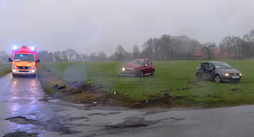 Kollision zweier Autofahrerin endet auf Acker und im Klinikum