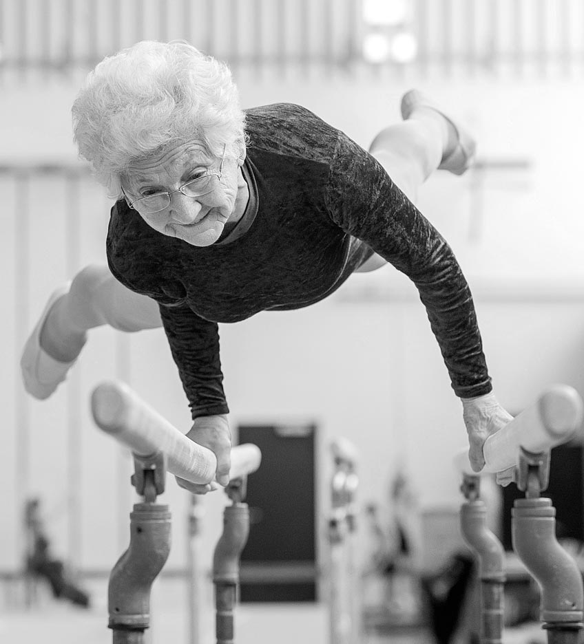91-Jährige vollbringt sportliche Spitzenleistungen am Barren