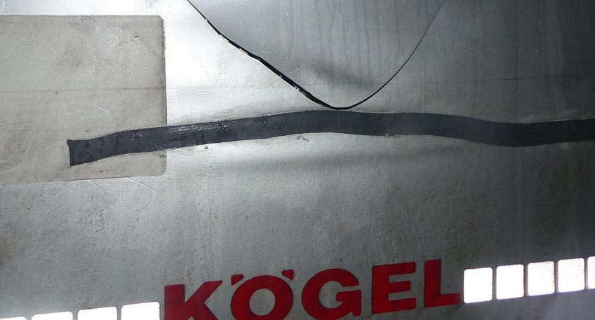 Planen von vier LKW-Aufliegern aufgeschlitzt