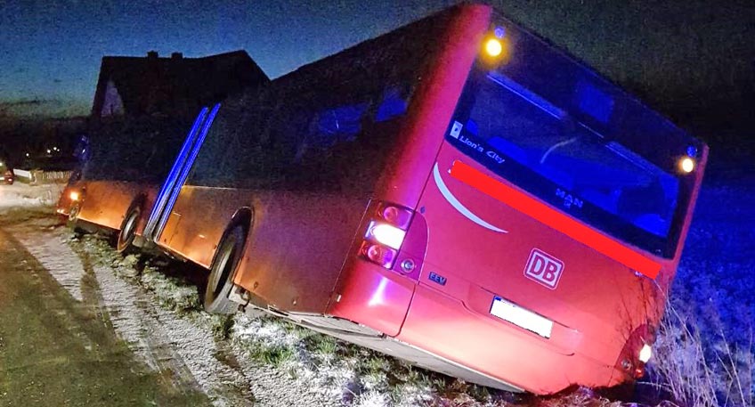 Glatteis: Bus rutscht in den Graben