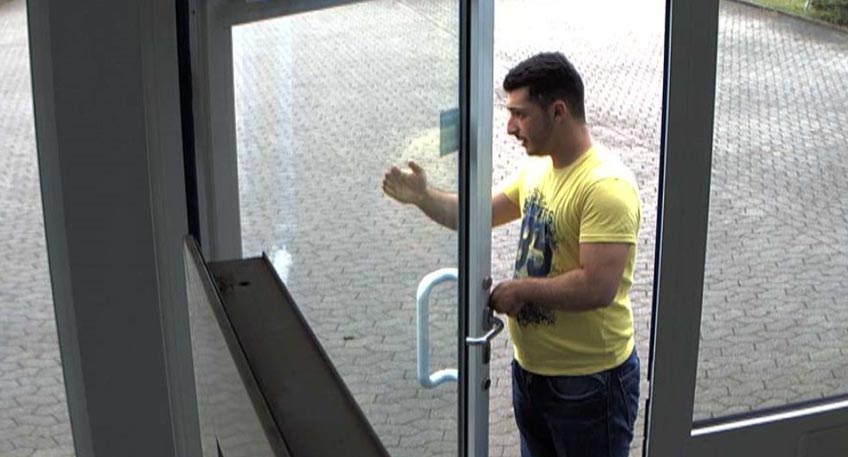 Mutma&szlig;licher Einbrecher mit Foto von Polizei gesucht