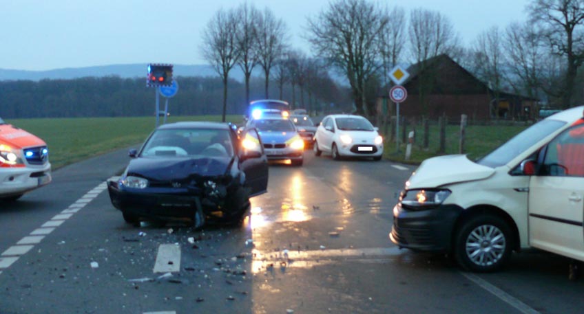 Unfall beim Abbiegen - Taxifahrer schwer verletzt
