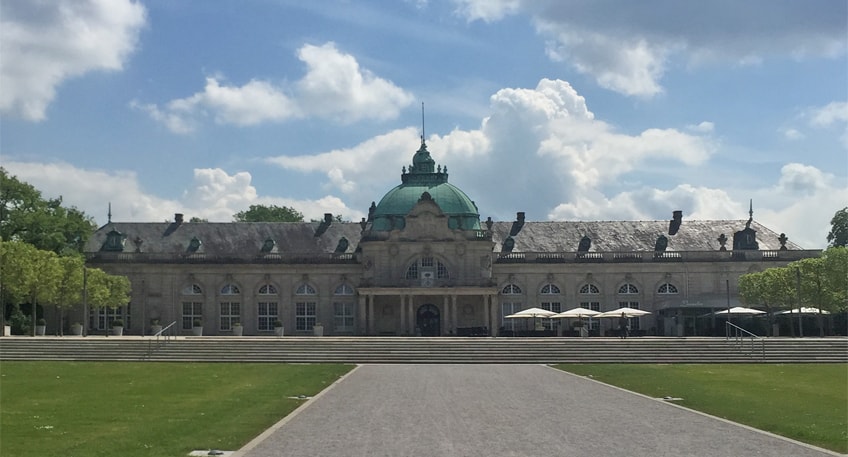 Baumf&auml;llung im Kurpark - Alte Platane besch&auml;digt Kirche