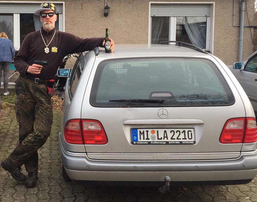 Nachdem Polizeibeamte am Freitag, 09.03.2018, die Leiche eines als vermisst gemeldeten 30-jährigen Stadthageners aufgefunden hatten, fahndet die Mordkommission weiterhin mit Hochdruck nach dem 51-jährigen Jörg Volker Wallberg. Die Ermittler veröffentlichen nun Fotos vom Tatverdächtigen und bitten die Bevölkerung um Mithilfe.