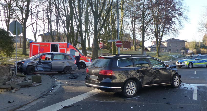 Drei Personen bei Verkehrsunfall verletzt