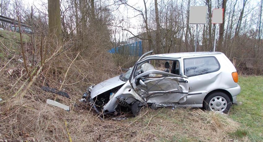 Autofahrerin stürzt eine Böschung von der B 482 hinab