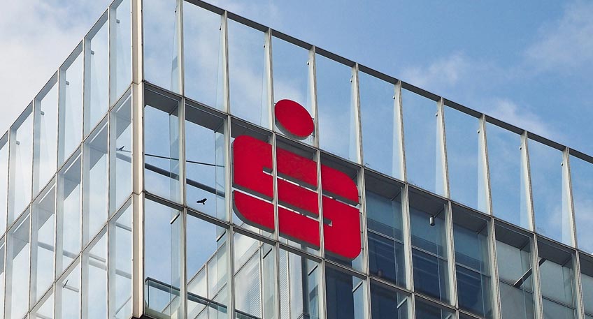 Senior im Vorraum einer Sparkasse bestohlen