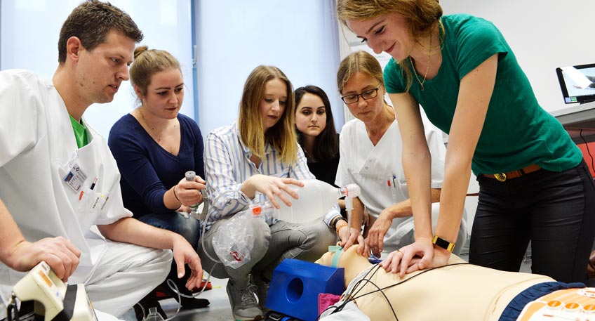 Gesundheit gilt als Markt der Zukunft. Und der Kreis Minden-L&uuml;bbecke hat sich in den vergangenen Jahren einen hervorragenden Ruf als Gesundheitsregion mit innovativen Ideen und Ans&auml;tzen erworben. Wer Interesse an einer Karriere in der Gesundheitsbranche hat, kann sich am Tag der offenen T&uuml;r des Johannes Wesling Klinikums anl&auml;sslich des zehnj&auml;hrigen Jubil&auml;ums am 14. April von 11 bis 17 Uhr &uuml;ber die Berufsperspektiven informieren.