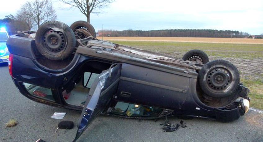 Auto überschlägt sich - Fahrerin verletzt