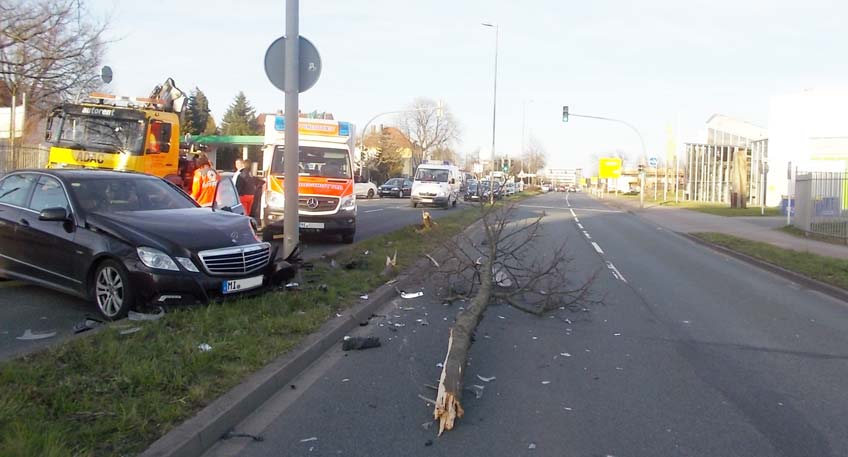 20180407 hallo minden unfall ringstrasse baum.jpg