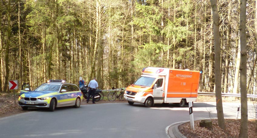 Motorradfahrer kommt in scharfer Kurve zu Fall