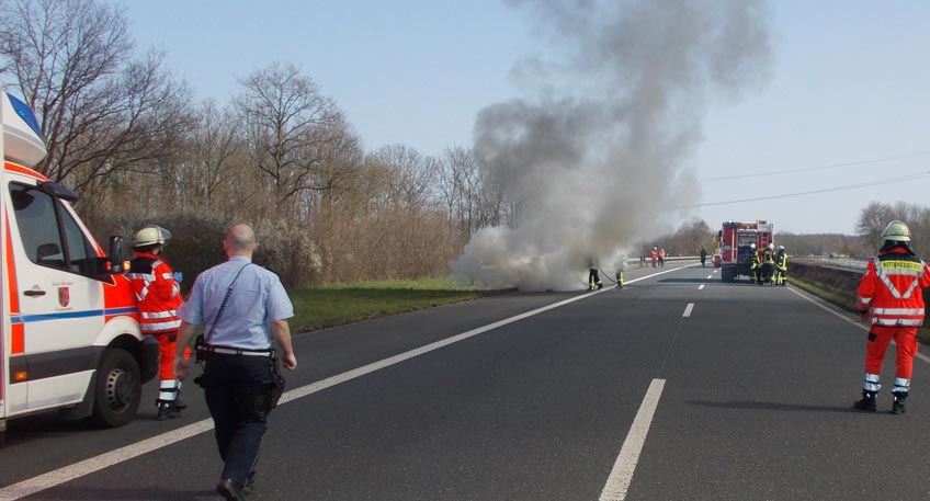 Auto geht auf der B 65 in Flammen auf