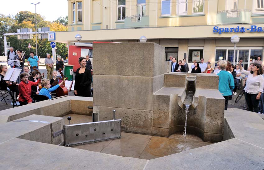 Warum ist der Brunnen am Wesertor mit Sperrbaken abgesichert? Die Frage stellen sich seit dieser Woche nicht nur Passanten. Auch der Pächter der benachbarten Eisdiele an der Bäckerstraße und Ortsvorsteher Andreas Herbusch haben sich deswegen bereits bei der Gebäudewirtschaft gemeldet. 