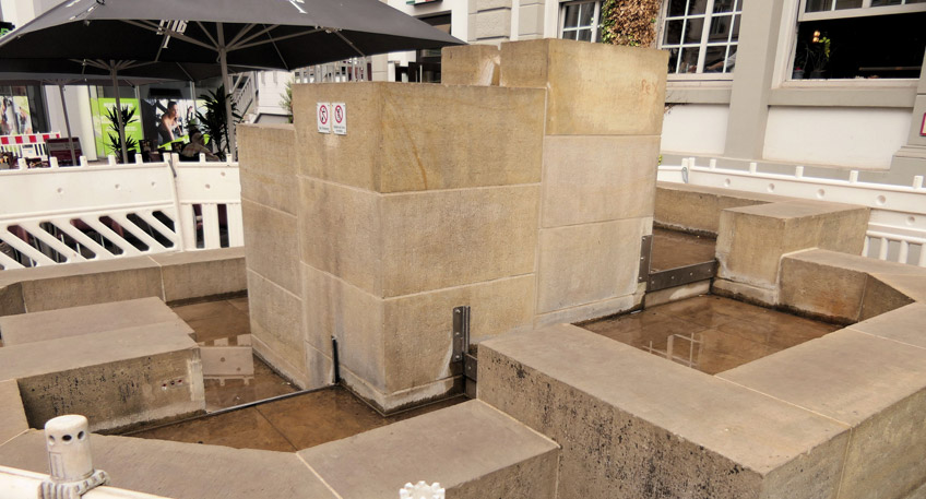 Warum ist der Brunnen am Wesertor mit Sperrbaken abgesichert? Die Frage stellen sich seit dieser Woche nicht nur Passanten. Auch der Pächter der benachbarten Eisdiele an der Bäckerstraße und Ortsvorsteher Andreas Herbusch haben sich deswegen bereits bei der Gebäudewirtschaft gemeldet. 