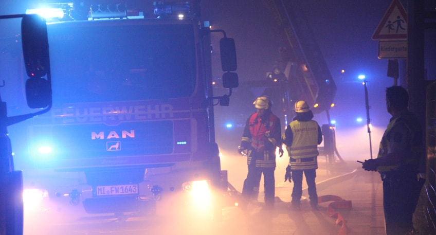 Großeinsatz: Zimmerei- und Dachdeckerbetrieb in Flammen